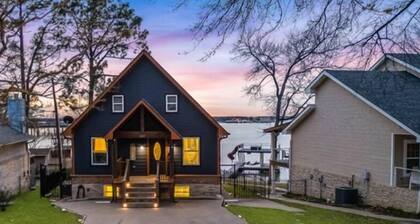 Sunset Serenity -Lakefront- HotTub - TheatreRoom - FirePit - GameRoom - BoatDock