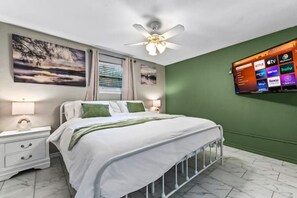 3 chambres, fer et planche à repasser, lit parapluie, Wi-Fi gratuit