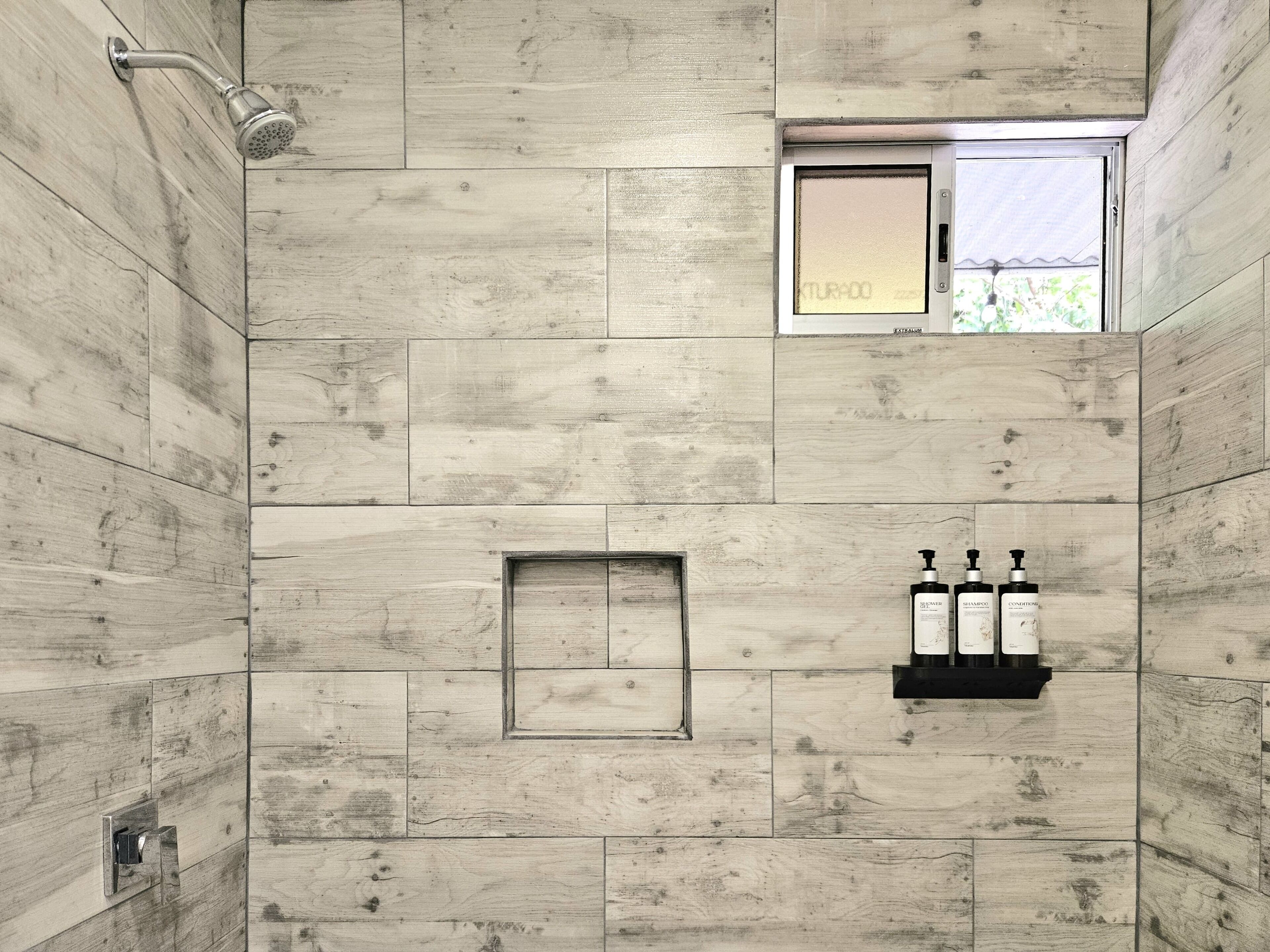 Douche, sèche-cheveux, serviettes fournies, savon
