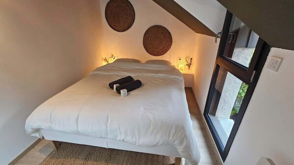 2 bedrooms, travel cot, WiFi, bed sheets