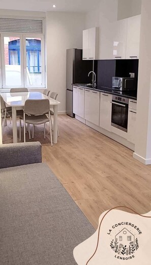 Jääkaappi, mikroaaltouuni, uuni, kahvin-/teenkeitin