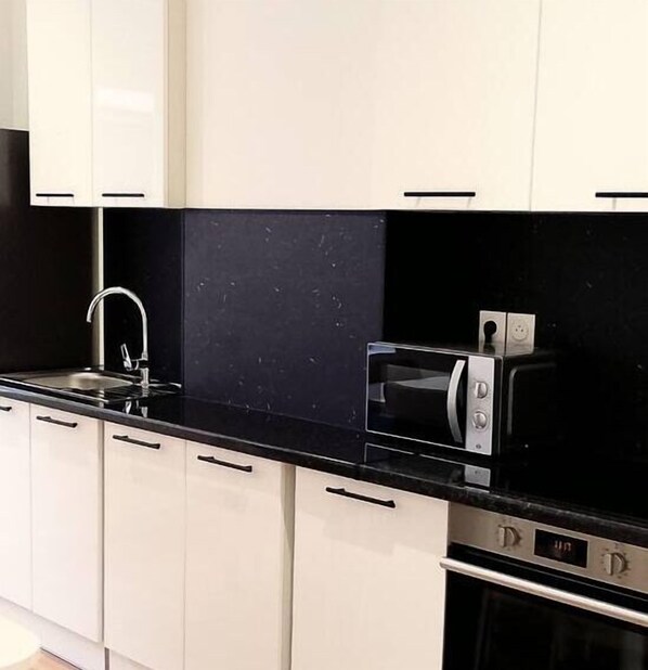 Fridge, microwave, oven, coffee/tea maker