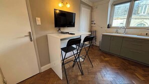 Jääkaappi, mikroaaltouuni, uuni, liesi