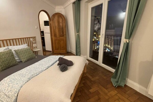 1 bedroom, travel crib, WiFi, bed sheets