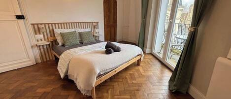 1 bedroom, travel cot, WiFi, bed sheets