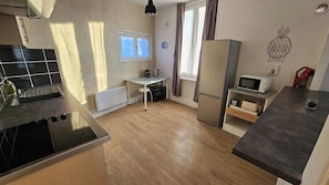 Réfrigérateur, micro-ondes, four, plaque de cuisson