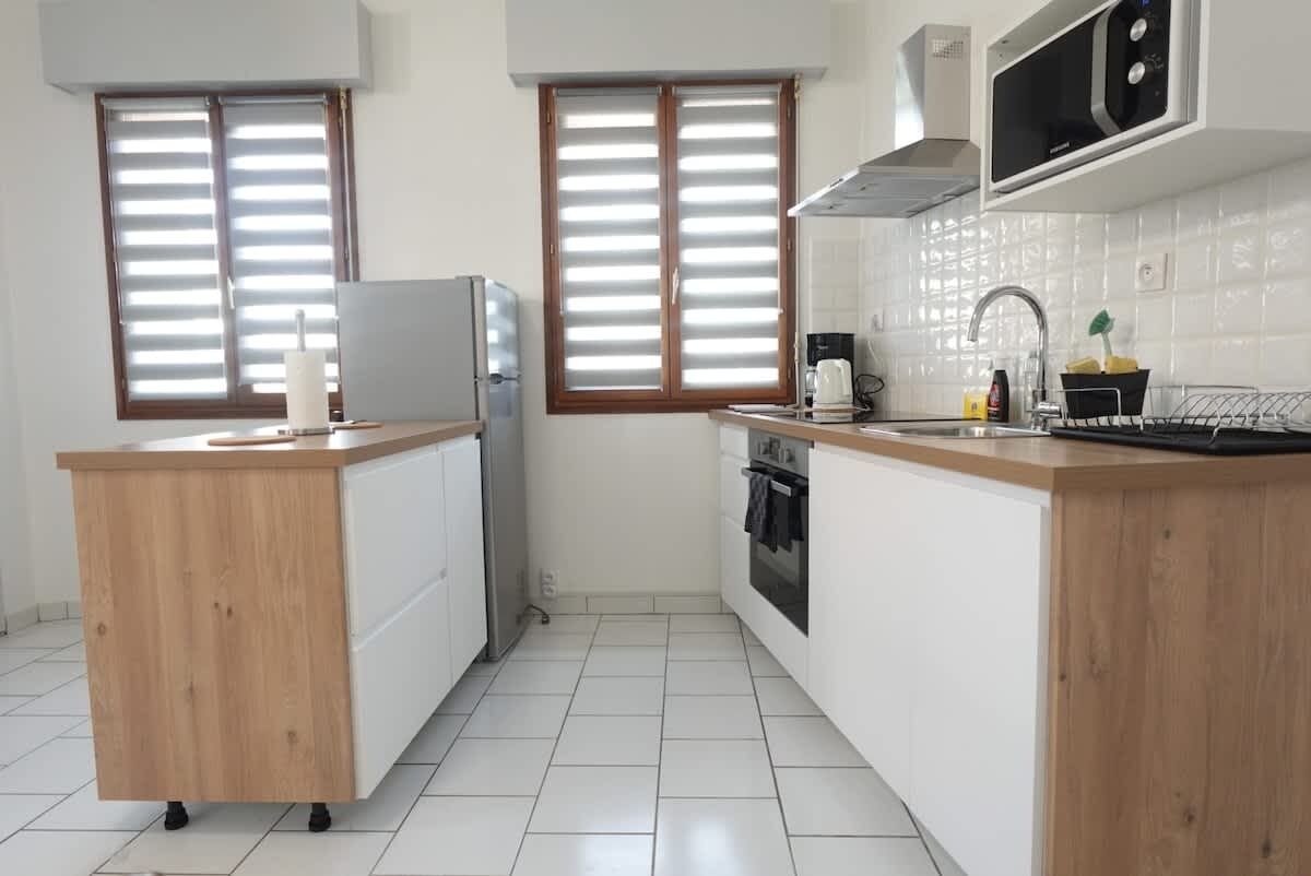 Kühlschrank, Mikrowelle, Ofen, Wasserkocher mit Kaffee-/Teezubehör