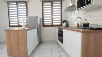 Réfrigérateur, micro-ondes, four, cafetière/bouilloire