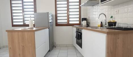 Kühlschrank, Mikrowelle, Ofen, Wasserkocher mit Kaffee-/Teezubehör