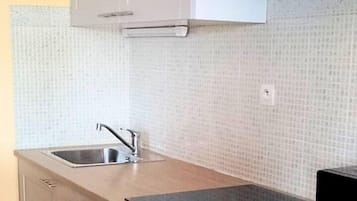 Fridge, microwave, oven, coffee/tea maker