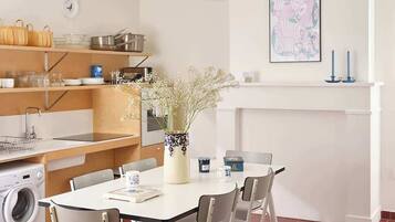 Frigorífico, microondas, horno y placa de cocina