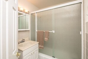 Douche, serviettes fournies, savon, papier toilette