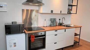 Réfrigérateur, micro-ondes, four, cafetiÚre/bouilloire