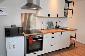 Kjøleskap, mikrobølgeovn, ovn og kaffetrakter/tekoker