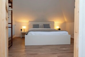 3 Schlafzimmer, Schreibtisch, Bügeleisen/Bügelbrett, Reisekinderbett