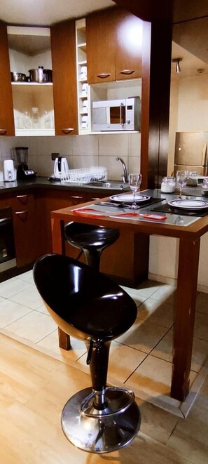 Departamento básico | Cocina privada | Refrigerador con congelador, microondas, horno y parrilla de estufa
