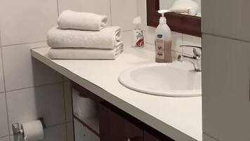 Departamento | Baño | Tina con regadera, secadora de cabello, toallas, jabón