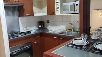 Geladeira grande, micro-ondas, fogão, cooktop