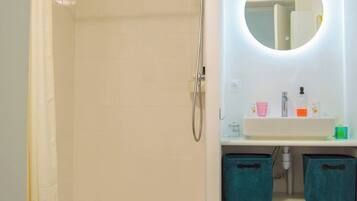 Een douche, een haardroger, handdoeken