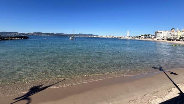 A coastal view with a clear sky, calm sea, and a distant Ferris wheel. - Saint-Raphael, near the TGV station, shops, Old Port and beach, large T2 50m2, 4 people, very well equipped and parking (Saint Raphael)