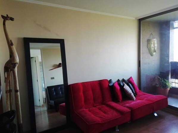 Comfort-Apartment, Stadtblick | Wohnbereich | Computerbildschirme