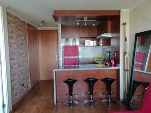 Comfort-Apartment, Stadtblick | Wohnbereich | Computerbildschirme