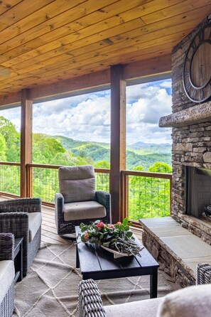 Property grounds - North Face Cottage - Community seasonal pool, hot tub, outdoor gas fireplace (Boone)