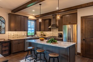 Fridge, microwave, oven, stovetop - North Face Cottage - Community seasonal pool, hot tub, outdoor gas fireplace (Boone)