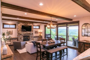 Smart TV, fireplace - North Face Cottage - Community seasonal pool, hot tub, outdoor gas fireplace (Boone)