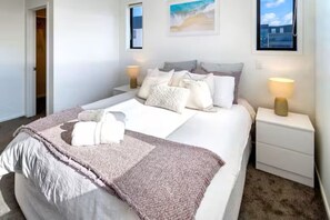 2 عدّة غرف نوم ومكواة/لوح كي وسرير سفر وواي فاي مجانًا