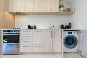 ثلاجة، ميكروويف، فرن، موقد طهي مسطح