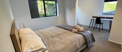 5 Schlafzimmer, Schreibtisch, Bügeleisen/Bügelbrett, Reisekinderbett