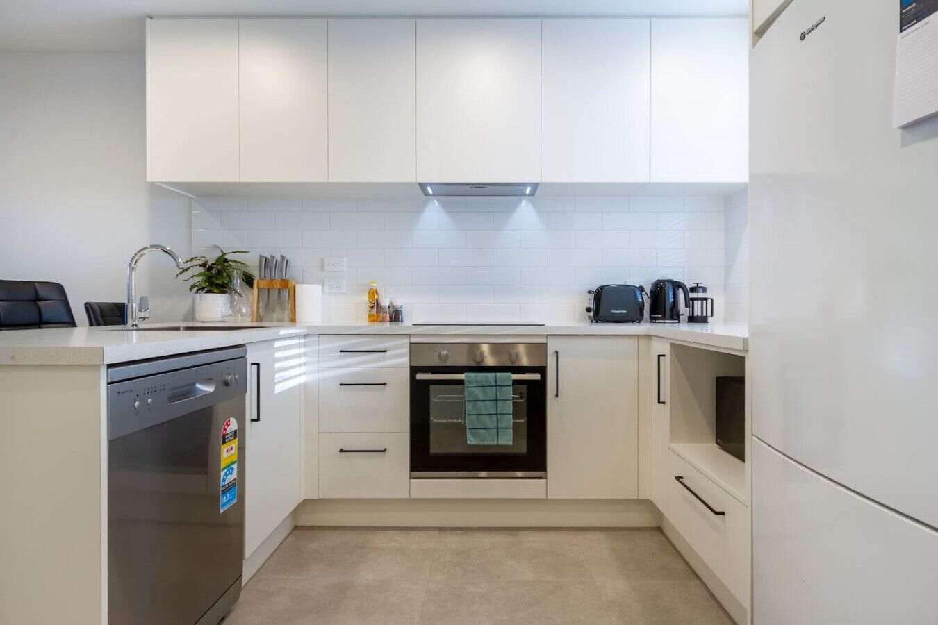 Réfrigérateur, micro-ondes, four, plaque de cuisson