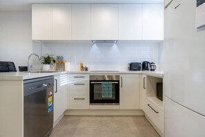 Kjøleskap, mikrobølgeovn, ovn og kokeplater