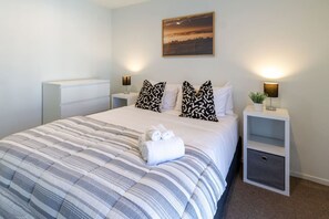 2 bedrooms, iron/ironing board, free WiFi, bed sheets