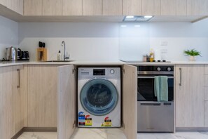 Fridge, microwave, oven, stovetop - Central Stay 1 bed Studio (Christchurch)