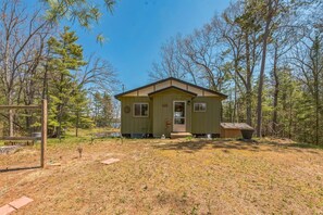 Exterior - Twice Upon A Lake : Summer Retreat for the Whole Family (Curran)
