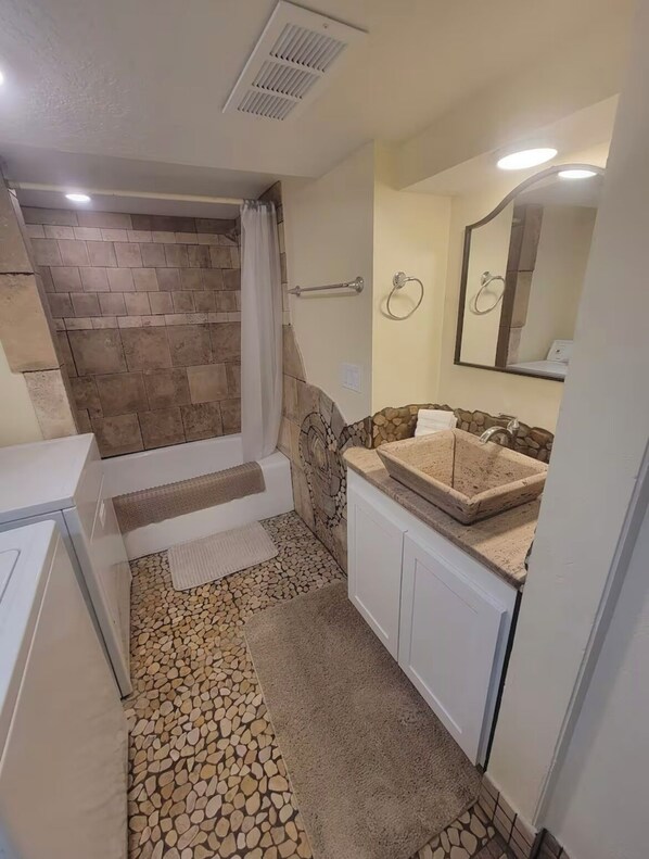 Secadora de cabello, toallas, jabón, papel de baño