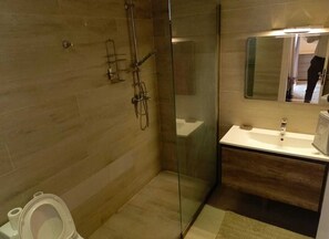 Serviettes fournies, papier toilette