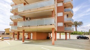 Eine mehrgeschossige Parkgarage mit überdachter Fußgängerbrücke.