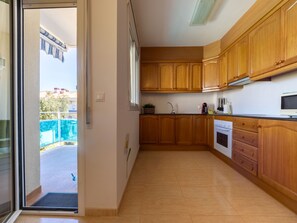 Fridge, microwave, oven, cookware/dishes/utensils - Apartment Merida by Interhome (Alcanar)