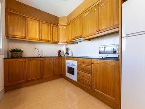 Kühlschrank, Mikrowelle, Ofen, Kochgeschirr/Geschirr/Besteck