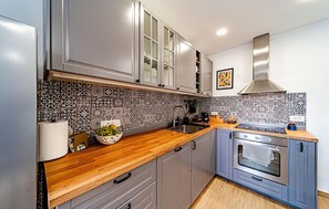 Fridge, oven, dishwasher, coffee/tea maker