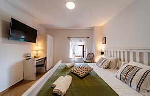 2 bedrooms, travel crib, free WiFi