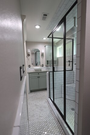 Shower, hair dryer, towels, soap - Cozy Garden Cottage (Willis)