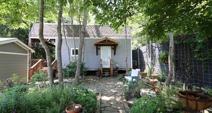 Cozy Garden Cottage