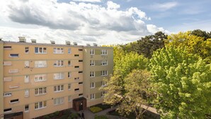 Un edificio residencial de varios pisos con un patio interior.