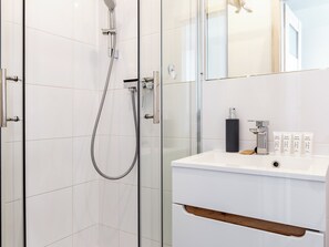 Douche, sèche-cheveux, serviettes fournies