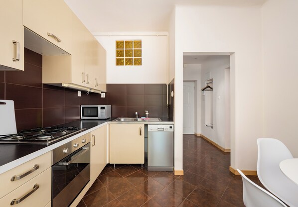 Fridge, microwave, oven, stovetop