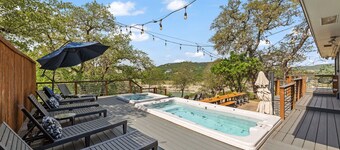 Gorgeous Lake Home on Lake Travis - 7 Acres - Swim Spa - Hot Tub - Fire Pit - Sleeps 12